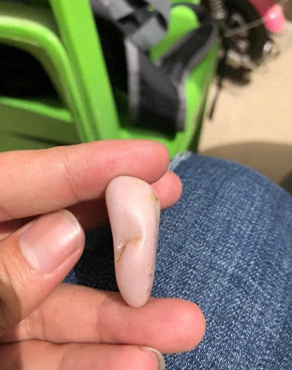 是新疆和田玉桃花玉吗？大神们给点意见