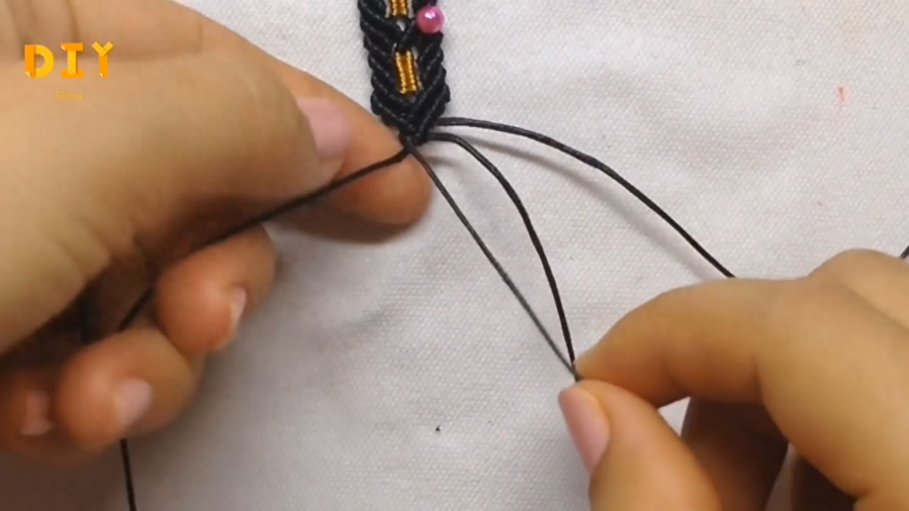 饰品绳编DIY，教你如何编制一条和田玉手链，简单又漂亮